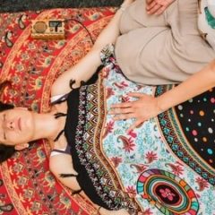 Une femme allongée sur le dos recevant un massage Biodynamique
